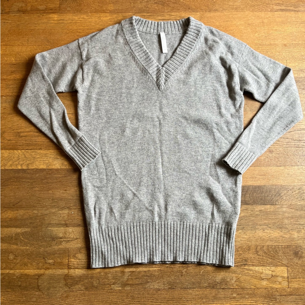 Athleta size XS women’s grey gray long sleeve sweater